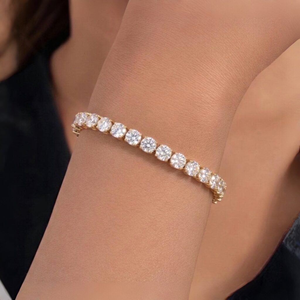 Bracelet tennis plaqué or jaune et moissanites porté au poignet