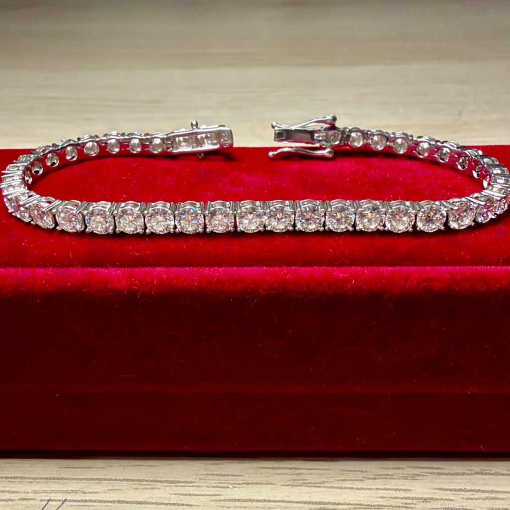 Bracelet rivière en moissanites et argent 925 posé sur un écrin de velours rouge